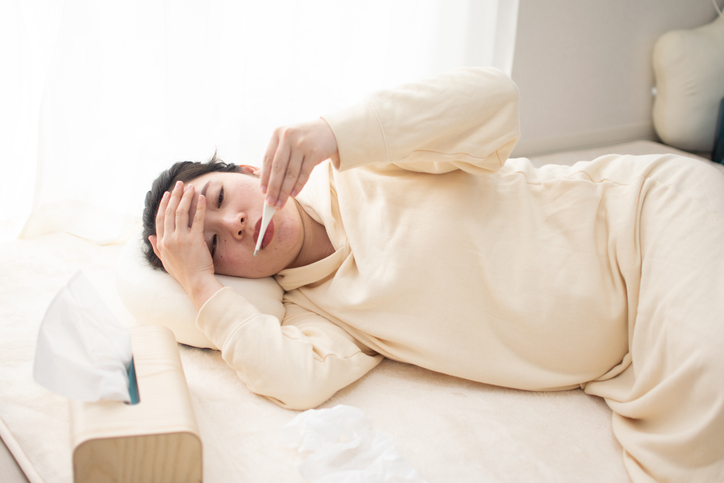 뇌수막염 초기증상으로 고열, 심한 두통, 목 경직, 빛 민감성, 구토, 혼란감, 발진을 설명하는 이미지