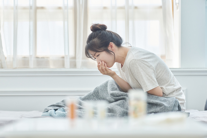 복막염 초기 증상으로 체한 느낌, 복부 불편감, 복통, 메스꺼움, 고열과 오한이 나타날 수 있음을 설명하는 이미지
