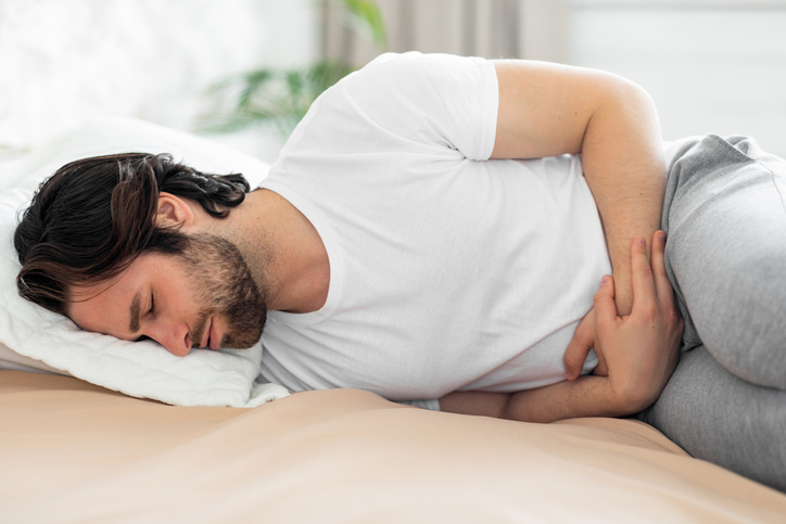 일반 배탈 복통과 복막염 의심 복통의 차이를 통증 증가, 움직임 통증, 반발통, 복벽 경직 기준으로 비교하는 이미지
