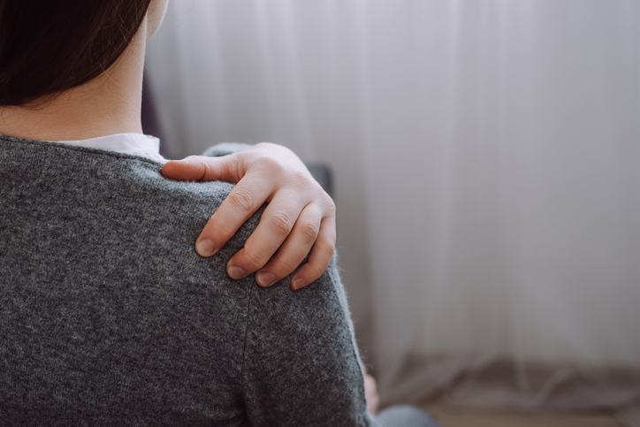단순 몸살처럼 보이지만 고열, 심한 오한, 빠른 호흡, 의식 변화가 함께 나타나는 전신 감염 의심 상황을 설명하는 이미지