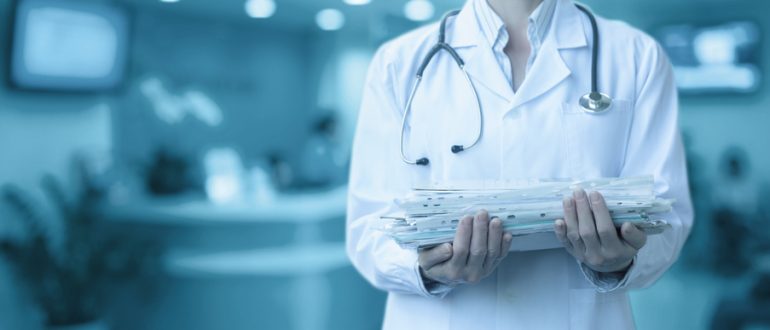 전신 감염 예방을 위해 감염 증상 방치 금지, 상처 관리, 요로감염과 폐렴 증상 확인, 만성질환 관리, 항생제 임의 사용 금지가 필요함을 설명하는 이미지