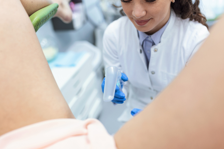 최근 세균성 성병 진단 이력이 있는 사람을 중심으로 독시펩 적용 대상을 의료진과 평가하는 이미지