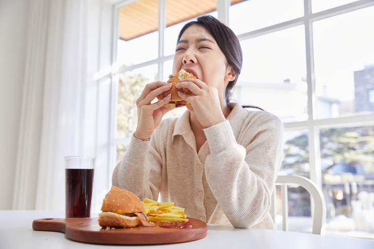 배가 고프지 않은데도 야식이나 단 음식이 반복적으로 생각나고 음식 충동 조절이 어려운 상황을 설명하는 이미지